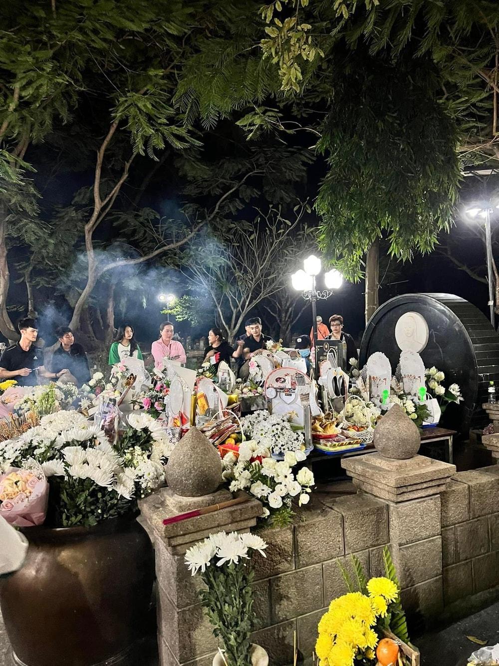 Do lượng người viếng đông, thời gian hành lễ tại mộ cô Sáu chỉ khoảng 15 phút/người (Nguồn: Internet)